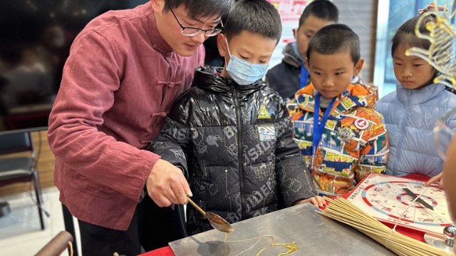 視頻|“好甜的年味兒！”江海小記者體驗(yàn)巧手做糖畫