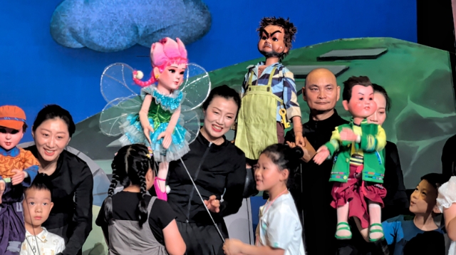 激勵觀眾向善進(jìn)取，木偶劇《布羅鎮(zhèn)的郵遞員》精彩上演